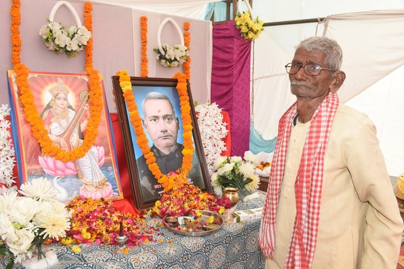 श्रद्धांजलि अर्पित